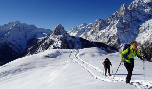 Ciaspolata sul Mont de la Saxe con il Monte Bianco sullo sfondo