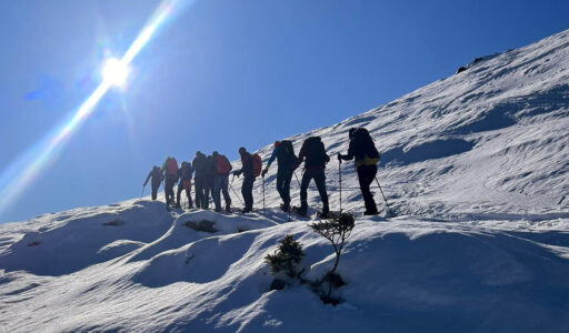 Gruppo guidato di ciaspolatori in Val Gerola