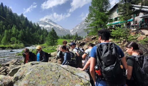 Gruppo di studenti alla scoperta dei ghiacciai e della geologia della Valmalenco