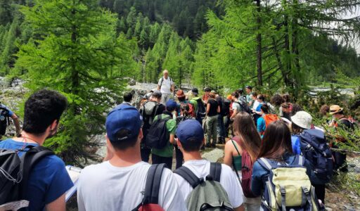 Momento di spiegazione durante escursione di studenti