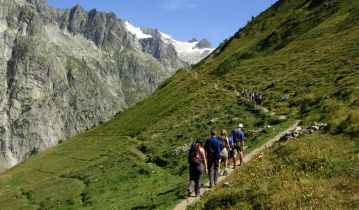 Gruppo escursionistico sulla "Balconata" della Val Ferret