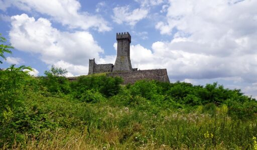 Il castello di Radicofani che incombe sul tratto toscano della Via Francigena