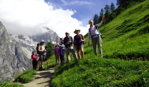 Gruppo guidato di escursionisti alla scoperta della Val Ferret