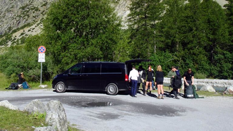 Furgone con autista di supporto a gruppo guidato sul Tour du Mont Blanc