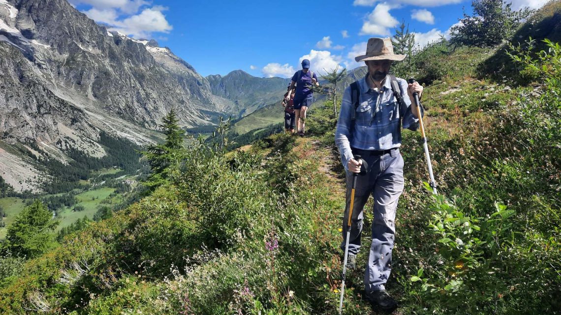 Escursionisti in cammino sulla "Balconata" della Val Ferret